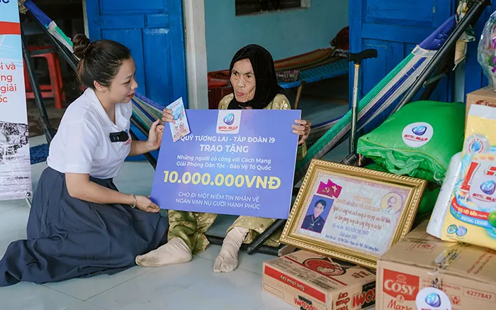 Người hỗ trợ khách hàng thân thiện với biểu tượng 24/7, thể hiện dịch vụ chăm sóc khách hàng chuyên nghiệp của GO88.